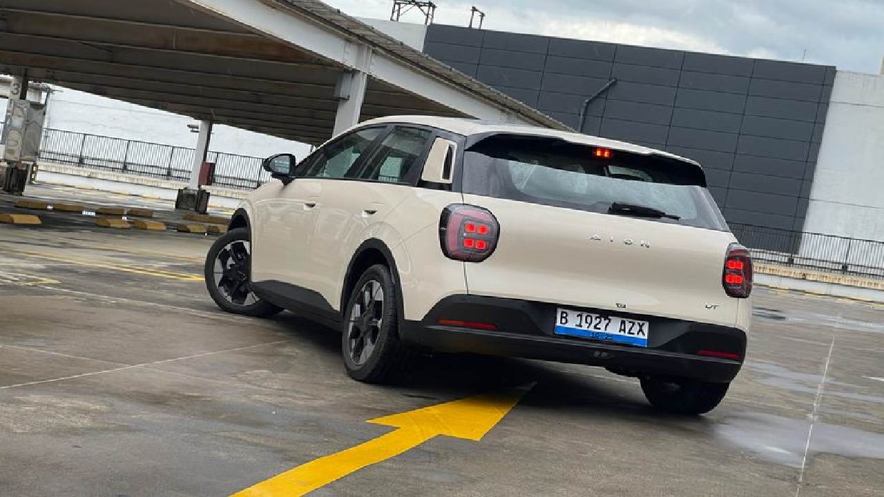 Aion UT vs Toyota Agya, Mana Lebih Hemat untuk Biaya Operasional Harian?